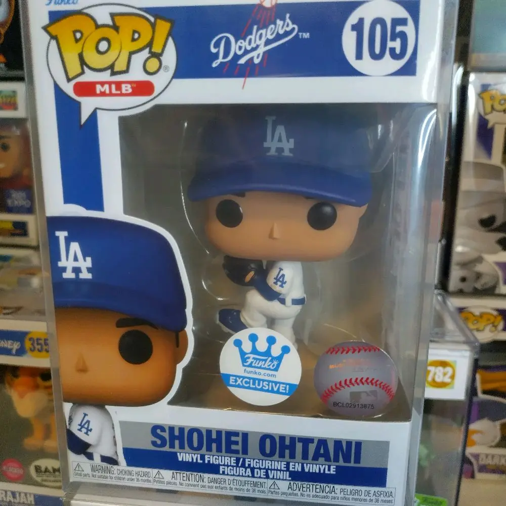 Shohei Ohtani pitching vinyl figure w/ protector