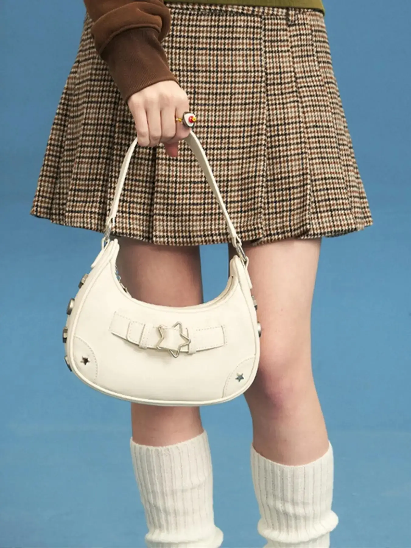 Niche star buckle white one-shoulder underarm bag, stylish and simple retro crescent bag, Half Moon Bag, versatile shoulder bag, personality casual daily commuter shoulder bag, light luxury and versatile for shopping and dating.