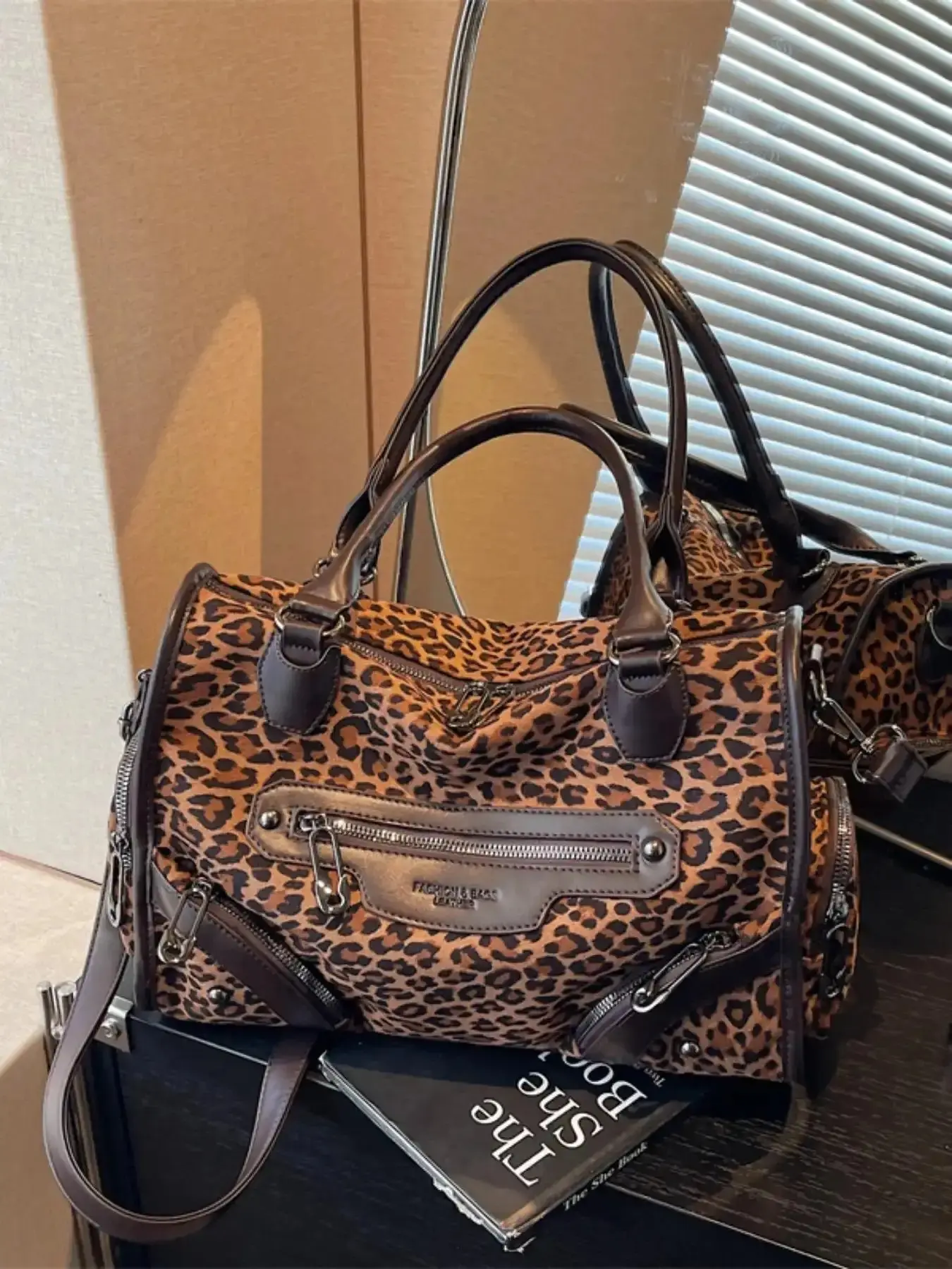Vintage Leopard Print Tote Bag, Large Capacity Multi-Pocket Flap Pocket Design Crossbody Bag, Women's Versatile Commuter Suede Handbag Shoulder Bag, Everyday Bag, Fashionable Patterned Bag, Fashionable Bags