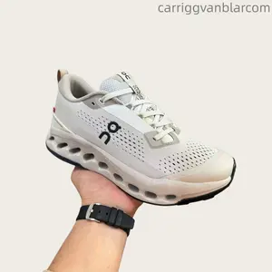 Grayish-white color, comfortable and versatile, shock-absorbing, durable, breathable. Ideal for off-road and running. Available in both men's and women's styles