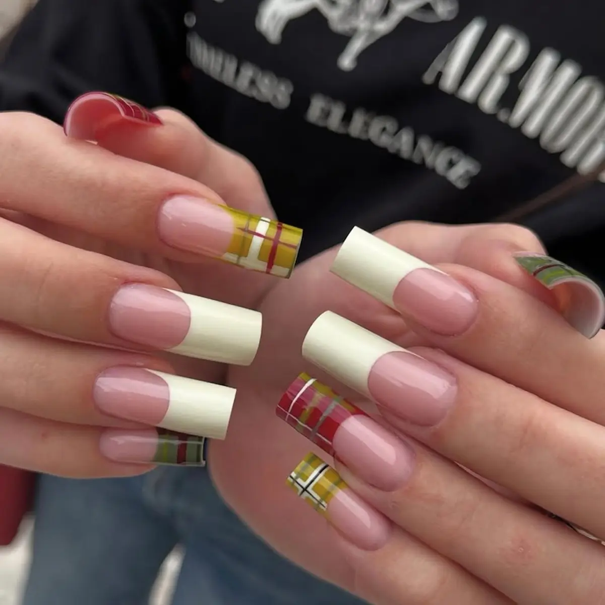 24pcs medium-length square press on nails gift box, British style checkerboard red and green with classic beige French edge design, French Tips Nails, Nail Art Design, full of daily versatile portable fake nails with jelly glue 1 piece 1 rubbing strip