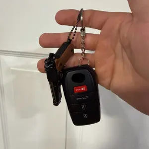 Llavero Negro Coleccionable + Estuche Keychain Coleccionable