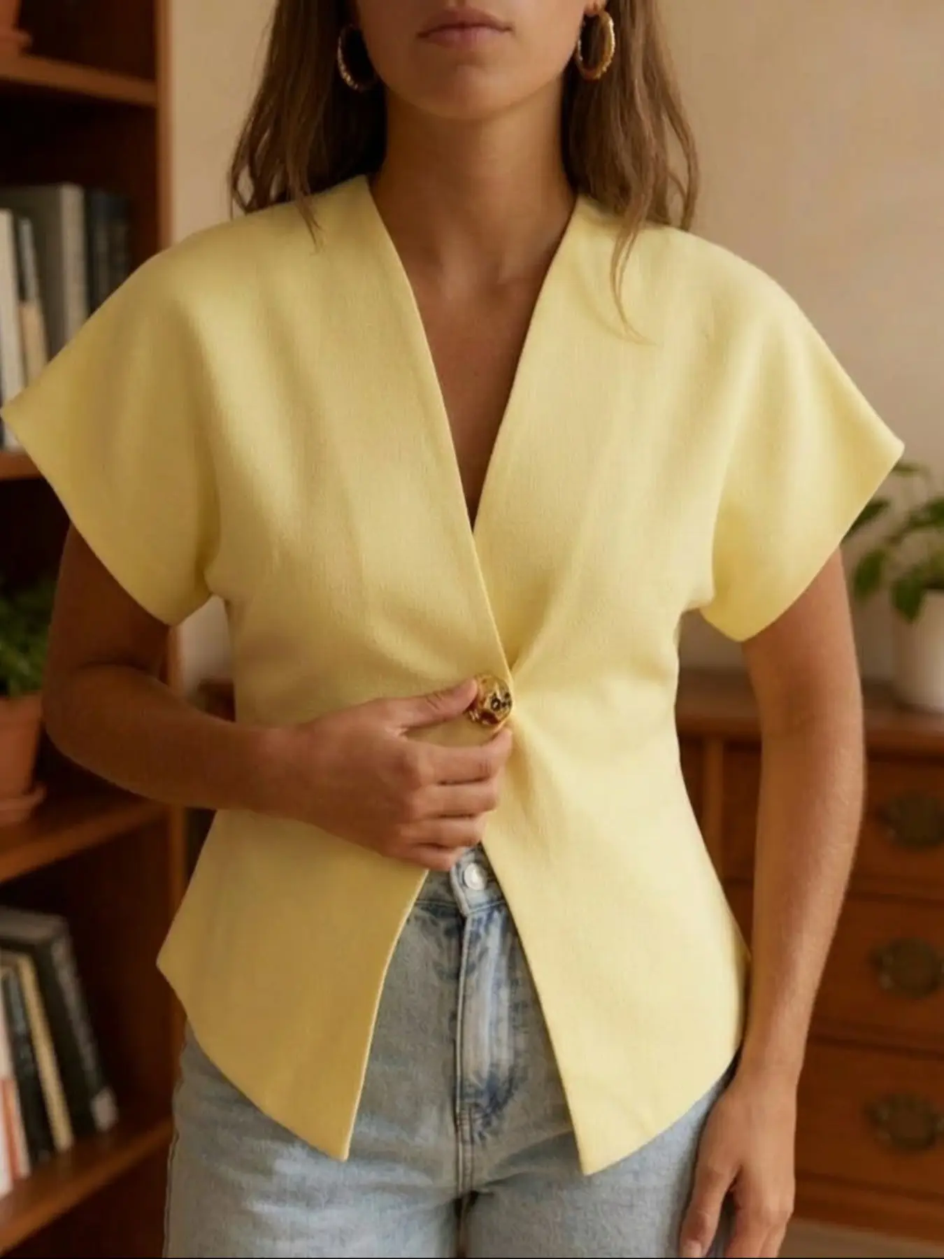 Women's Solid Color V Neck Short Sleeve Fitted Top, Casual Daily Tops, Fashion Casual Clothing, Basic Casual Chic Fashion Elegance Single Gold Button Blouse for Summer, Fashion Women's Elegant Everyday Wear for Daily Wear, Womenswear