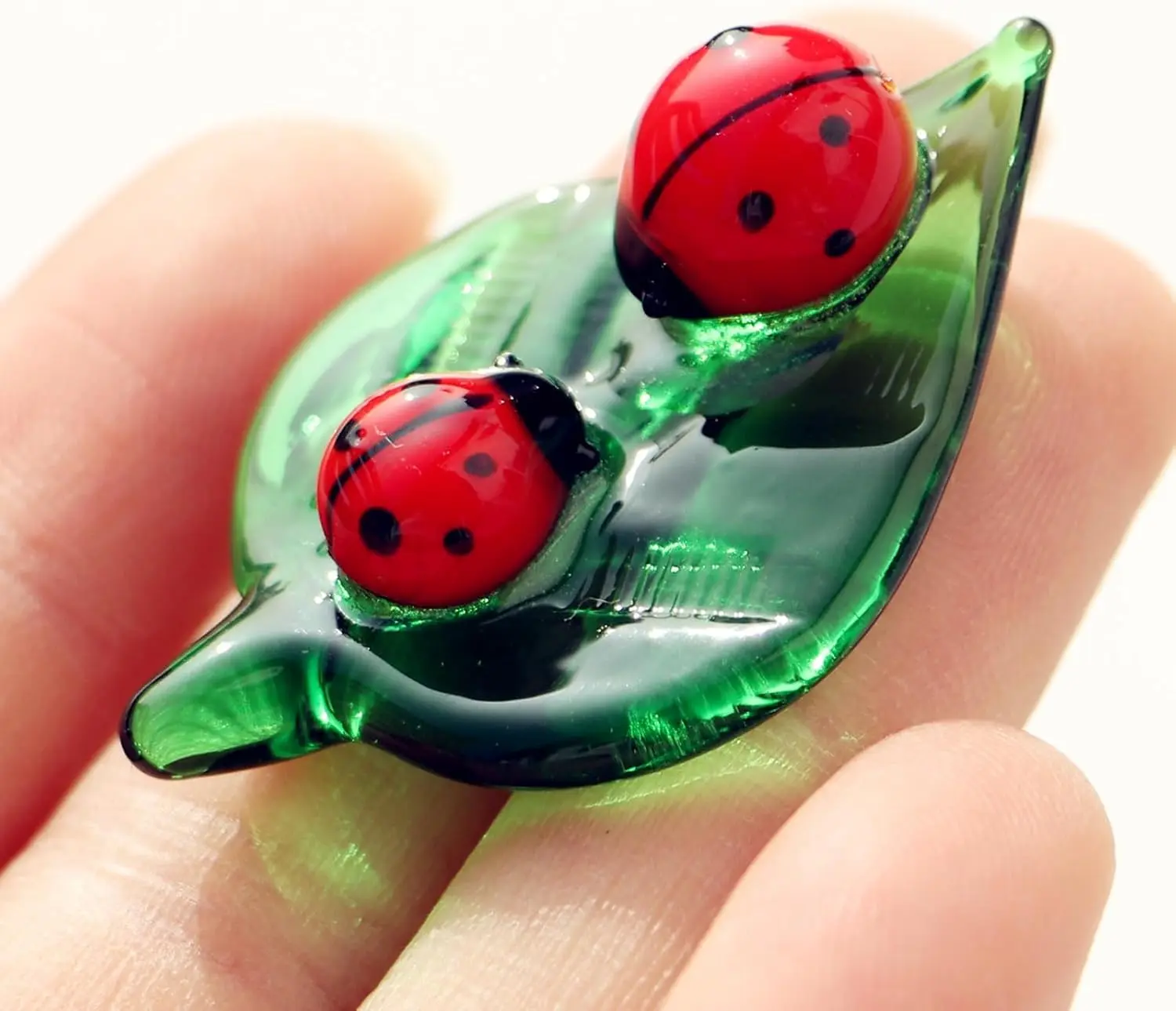 Light Artistic Mini Green Leaf Glass Ladybug Figurine - Hand-Blown Glass Collectible, Home Decor Statue, Ladybug Leaves Ornament, Ideal Gift for Home Supplies Enthusiasts, Decoration