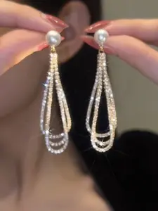A pair of long teardrop-shaped rhindiamond tassel earrings, an elegant jewelry that pairs well with fashion accessories and clothing. Suitable for both men and women, it is a fashionable accessory, a birthday gift and a daily wear.