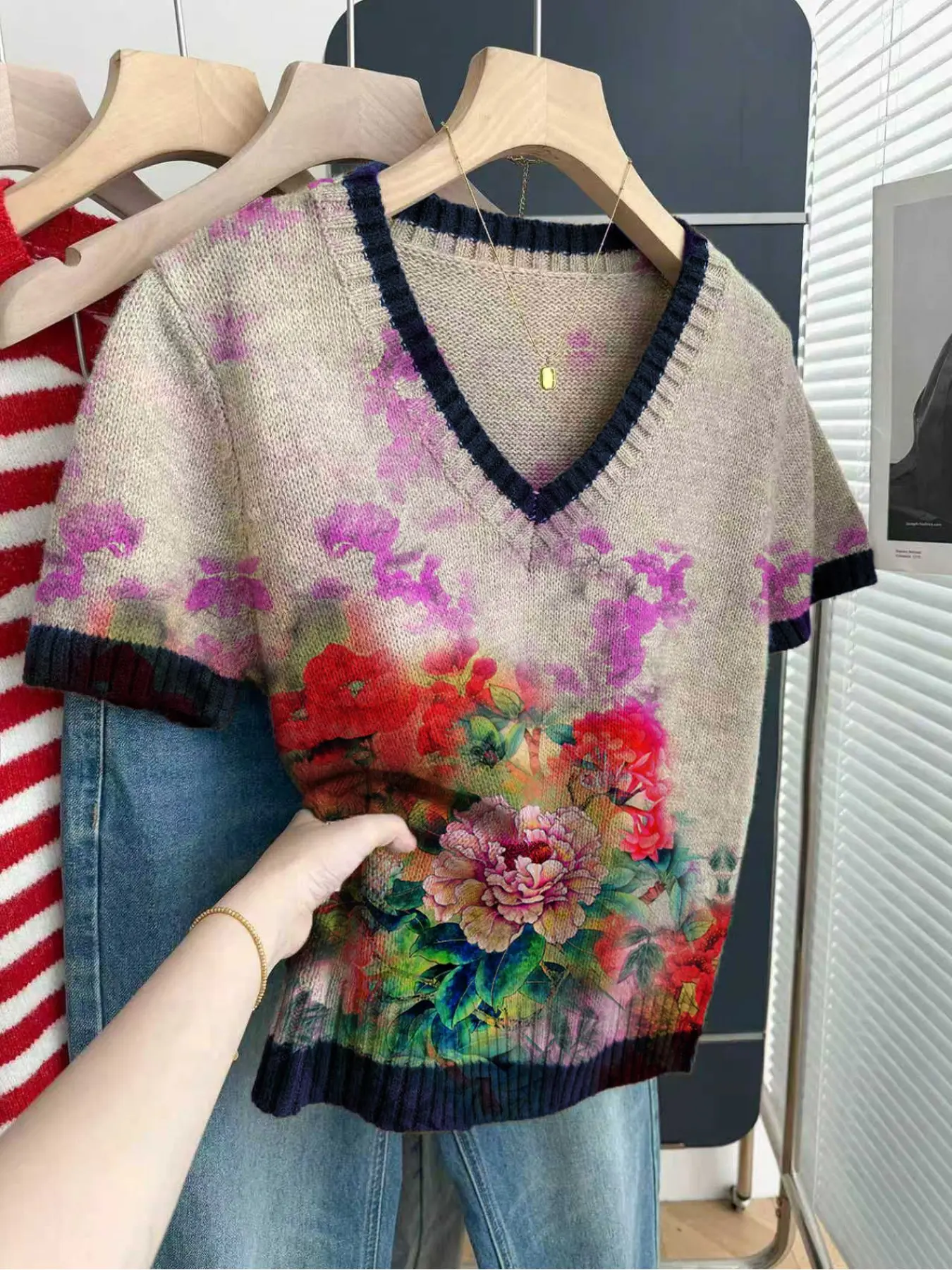 Casual loose V-neck short-sleeve knit top with contrast trim and floral cluster print. Perfect for spring andsummer, ideal for women's daily wear. Available in khaki and other styles Womenswear Knitwear