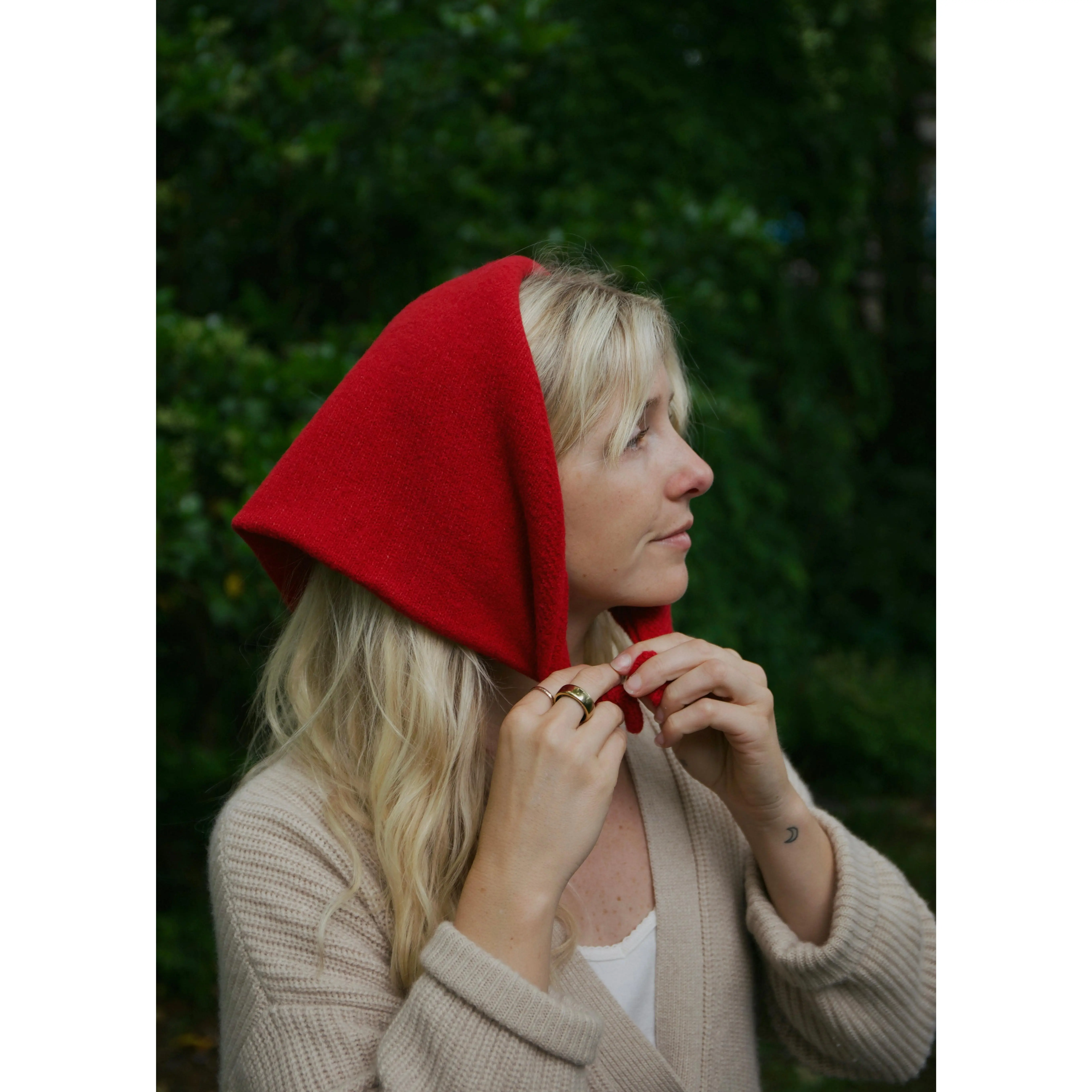 STRAWBERRY RED WOOL TRIANGLE SCARF