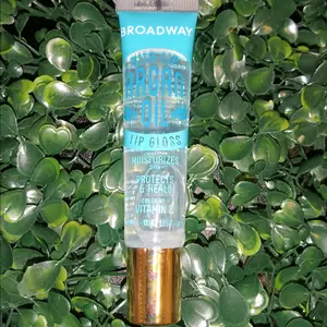 Broadway Kiss Lip Gloss – Hydrating, Glossy Shine | Smooth, Affordable Lip Care Oil