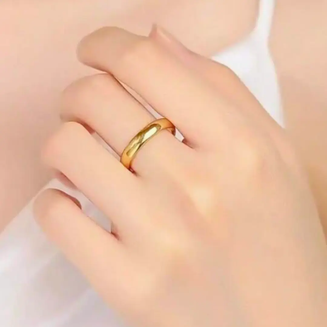 Men's and women's rings made of simple stainless alloy. Unisex plain ring without stones for everyday wear and weddings