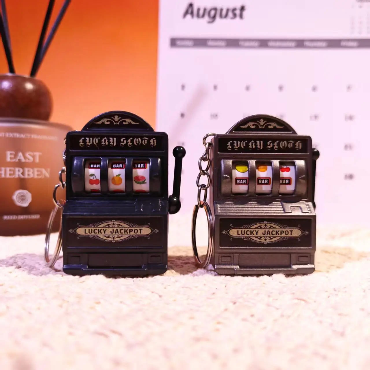2Pcs Mini Slot Machine Keychain Retro Lucky Jackpot Game Keyring Vintage Fruit Machine Bag Charm Stress Relief Toy Electroplated Gag Gift For Him