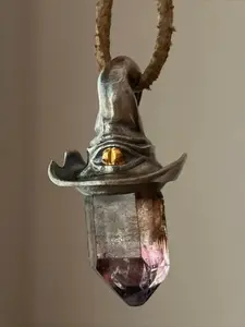 A Natural Amethyst Hexagonal Column Witch Hat Pendant, An Essential Item for Halloween, Suitable for Both Men and Women.