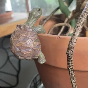 Cute Resin Turtle Statue, Turtle Hanging on The Flower Pot, Indoor Decoration Statue, Flower Pot Decoration, Suitable for Garden, Courtyard and Home Decoration, Gifts for Girlfriend