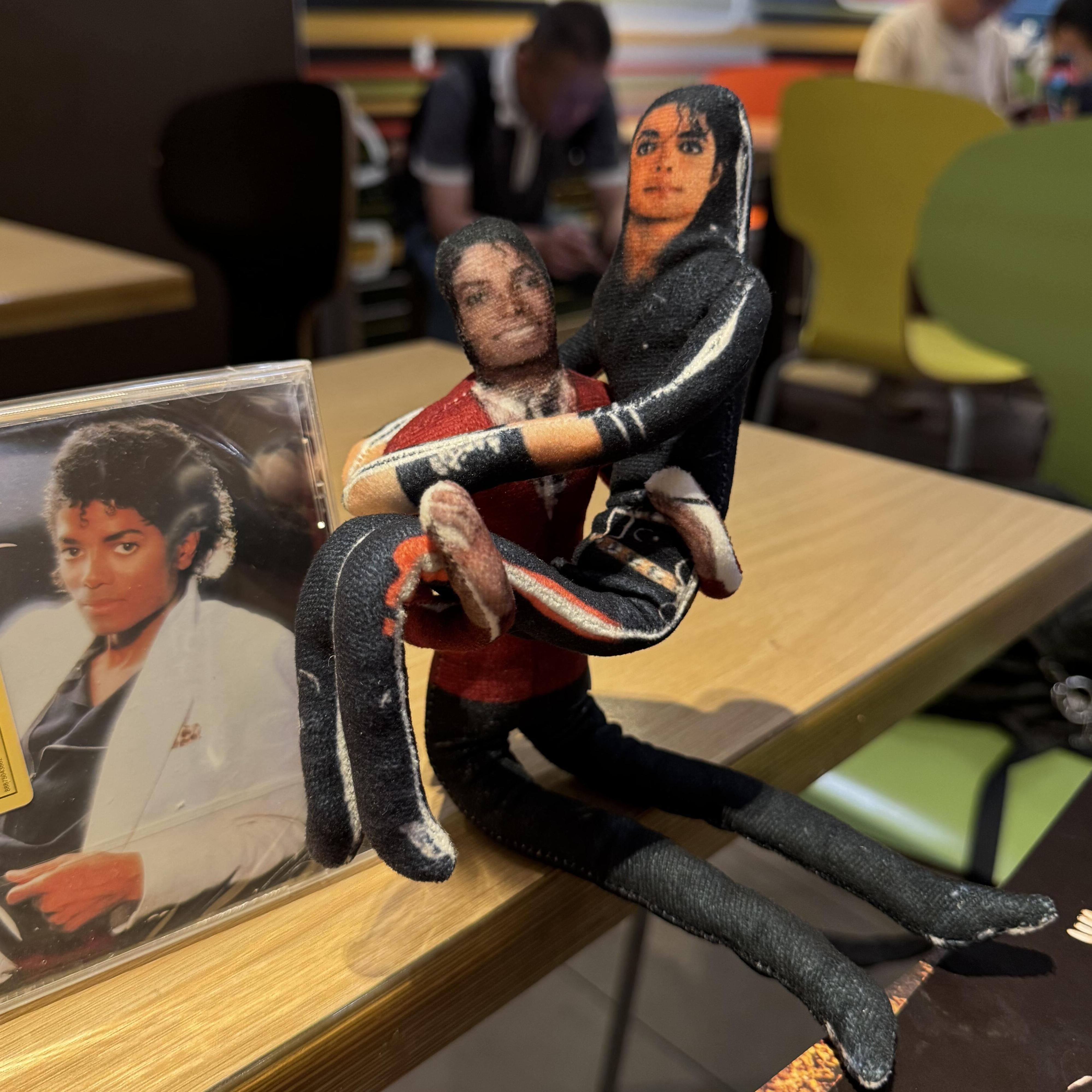 28cm Michael Jackson Poseable Plush Doll - Bendable Wire Skeleton, Double-Sided Print Collectible, Unique Gifts for Pop Fans, Room Decor MJ Doll Ornament