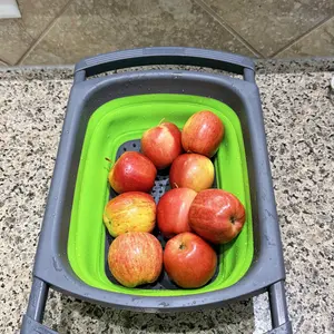 Casabella 6 Quart Collapsible Colander Strainer, Over-the-Sink Vegetable & Fruit Basket with Sturdy Extendable Handles – Space-Saving Kitchen Tool