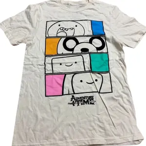 Adventure Time Jake Finn BMO Princess Bubblegum Panel Shirt – Adventure Time Cartoon Apparel – Unisex Vintage Streetwear - Vintage Graphic Tee – Menswear & Womenswear – Streetwear Tops – Casual Cotton Crewneck Shortsleeve T-shirt