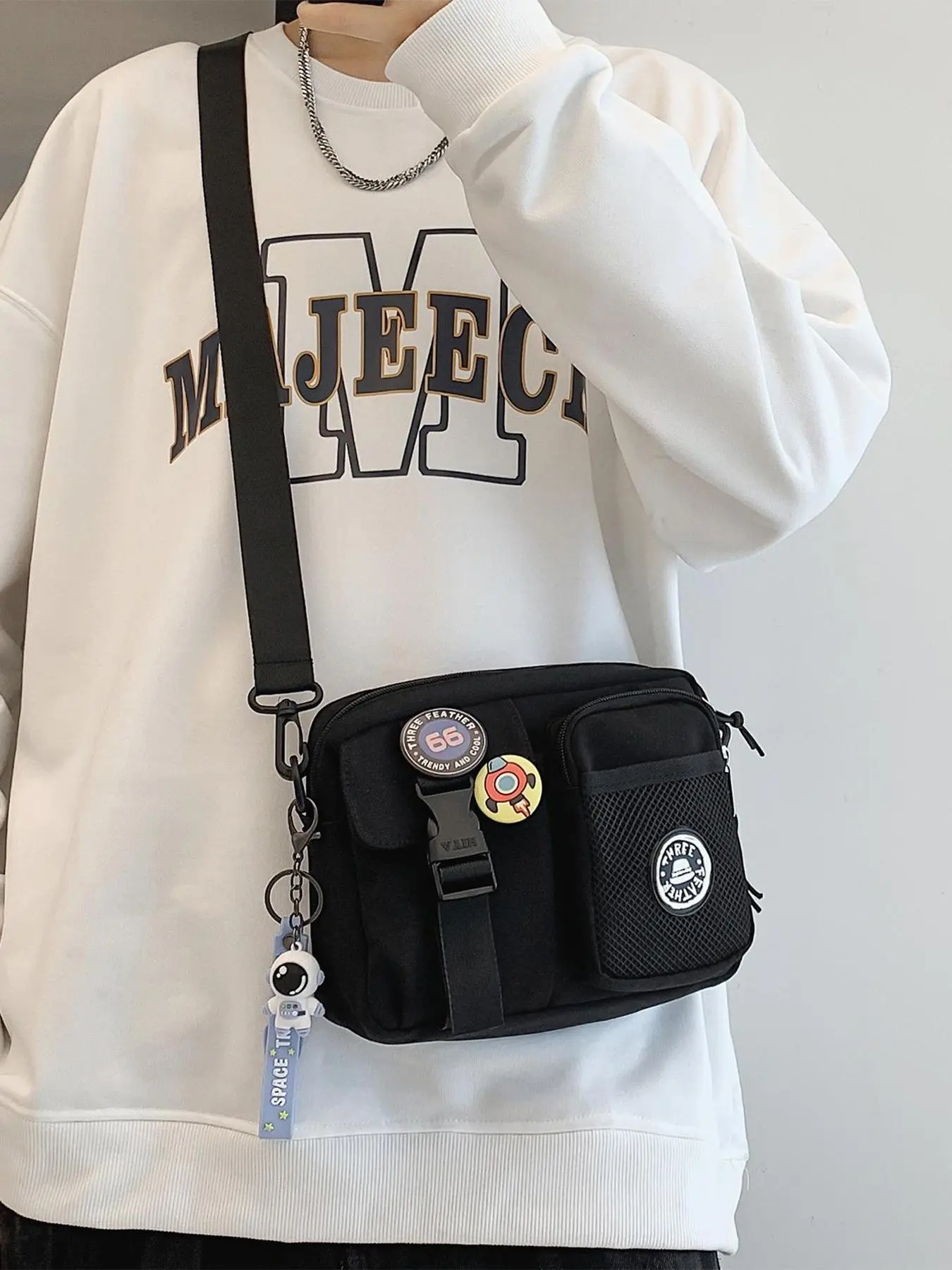Niche design trendy badge decorated couple shoulder bag, simple and versatile large-capacity small square bag, casual travel crossbody bag, fashionable  personalized design, suitable for shopping, dating, etc., Casual messenger bags, Crossbody Purse
