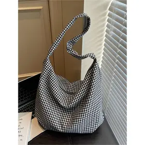 Large capacity fashionable casual crossbody bag with contrasting color grid, personalized and simple shoulder bag, stylish and comfortable daily shopping bag, outdoor shopping and commuting armpit bag