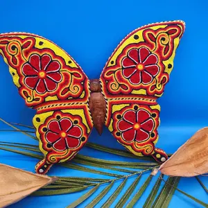 mariposa de madera tallada a mano y decorada con hilo estambre arte wixarika