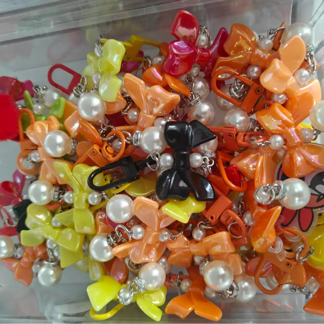 アクセサリー ORDER CHEVRON E CROWN CHARM chevron keychain - TikTok Shop
