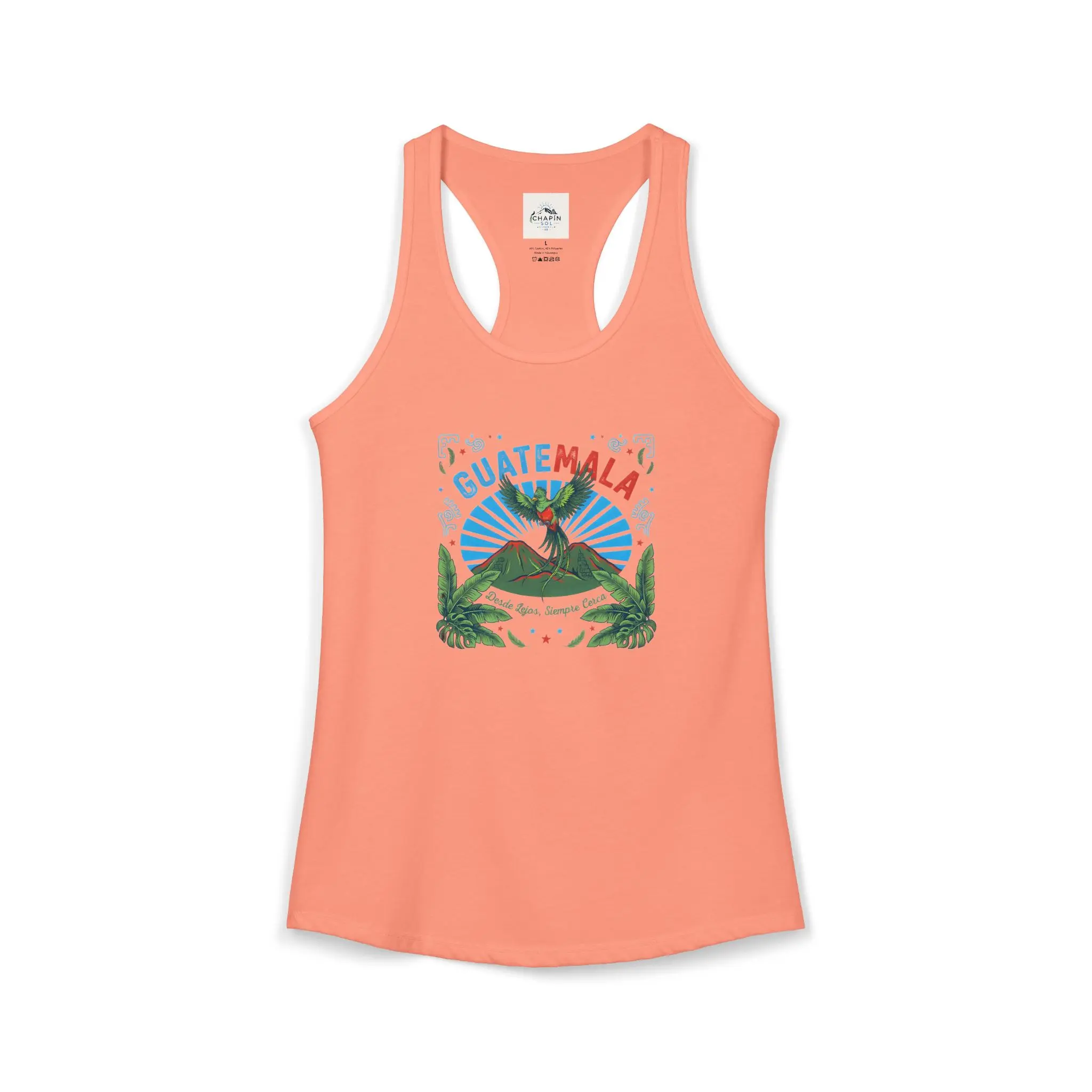 Celebra tus raíces con esta vibrante camiseta de Guatemala con el quetzal y volcanes. Con la frase "Desde Lejos, Siempre Cerca", es perfecta para chapines en EE. UU. que llevan a Guatemala en el corazón todos los días.