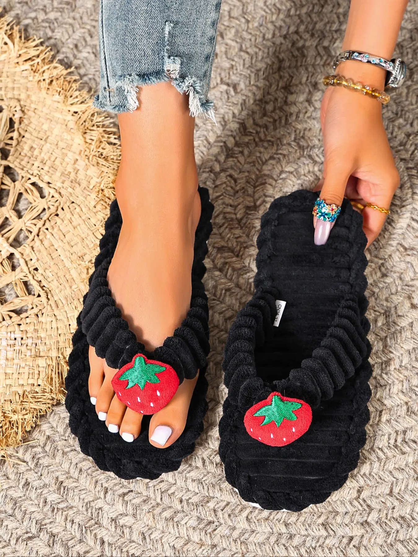 Women's Strawberry Decorated Plush Slip-On Slippers, Casual Warm Indoor Shoes, Soft and Cute Home Footwear, Comfortable Textile Sole