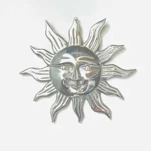 Brillante diseñó de Sol para pared. Hecho de Pewter mexicano pulido.