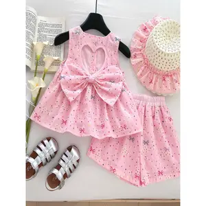 (New)Summer Korean-style sweet outfit for girls aged 3-7: pink sleeveless top (with all-over floral print and bow details + heart-shaped cutout on the back + large bow + single-breasted buttons) + matching patterned shorts (comes with a lace straw hat)
