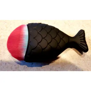 REK Cosmetics Blending Fishtail Brush for Foundation, Powders, and Contouring - Soft Synthetic Hairs - Makeup