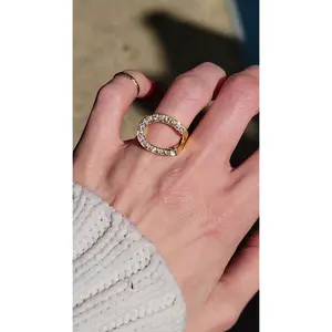 18kt East West Horseshoe Ring