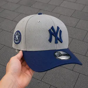 New Era NY Yankees 9FORTY Adjustable Hat – Grey And Navy Cotton Gorras De Béisbol, Navy Embroidered Logo, Curved Brim Streetwear Hat, Collector Inspired Style