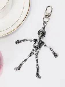 Metal skull movable keychain, cool and fashionable skull keychain, movable joint pendant, niche unique creative design, fun and funny bag pendant, small and portable schoolbag messenger bag shoulder bag Halloween pendant