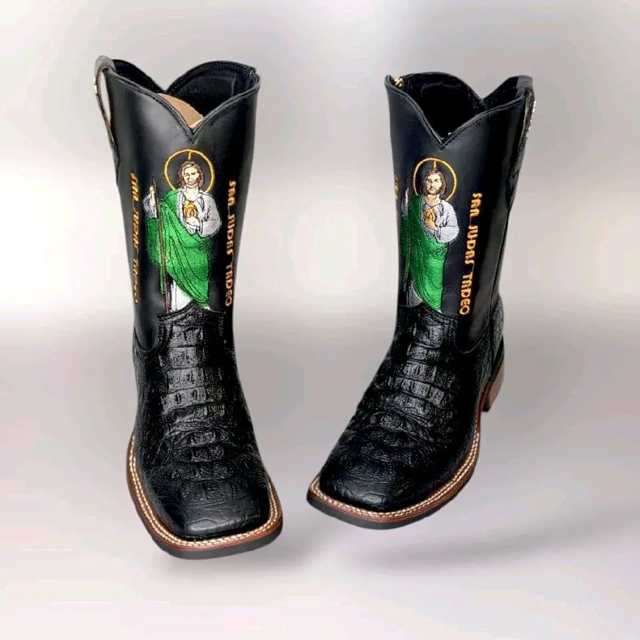 Cowboy boots for men. PIEL GRABADA COCO NUCA SJT: Crafted from real cowhide leather. SUELA DE HULE: Equipped with a rubber sole for enhanced ZIPPER