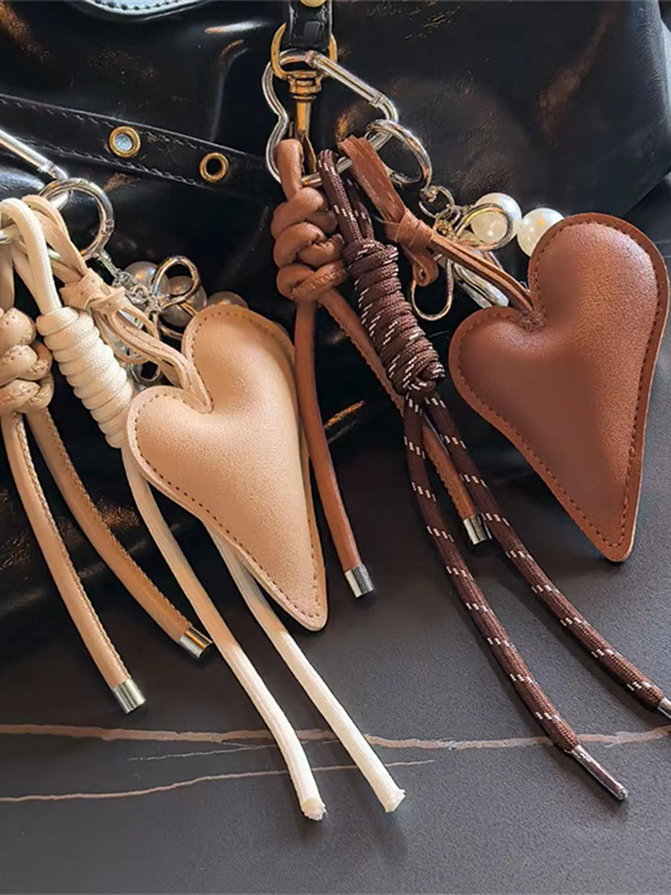 Personalized exquisite style, fashionable atmosphere, retro light luxury heart woven tassel pendant, with pearl chain decoration design, lightweight and easy to carry, can be used as bag pendant and keychain