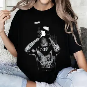 100% pure cotton street-style T-shirt, featuring a tattooed man with both hands placed on his head from J.B.'s new album "SWAG", with hidden text below. Perfect for casual wear in spring and summer. Ideal gift for fashion enthusiasts and tattoo lovers.