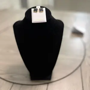 Aretes de la florecita en oscuros en oro de 14k