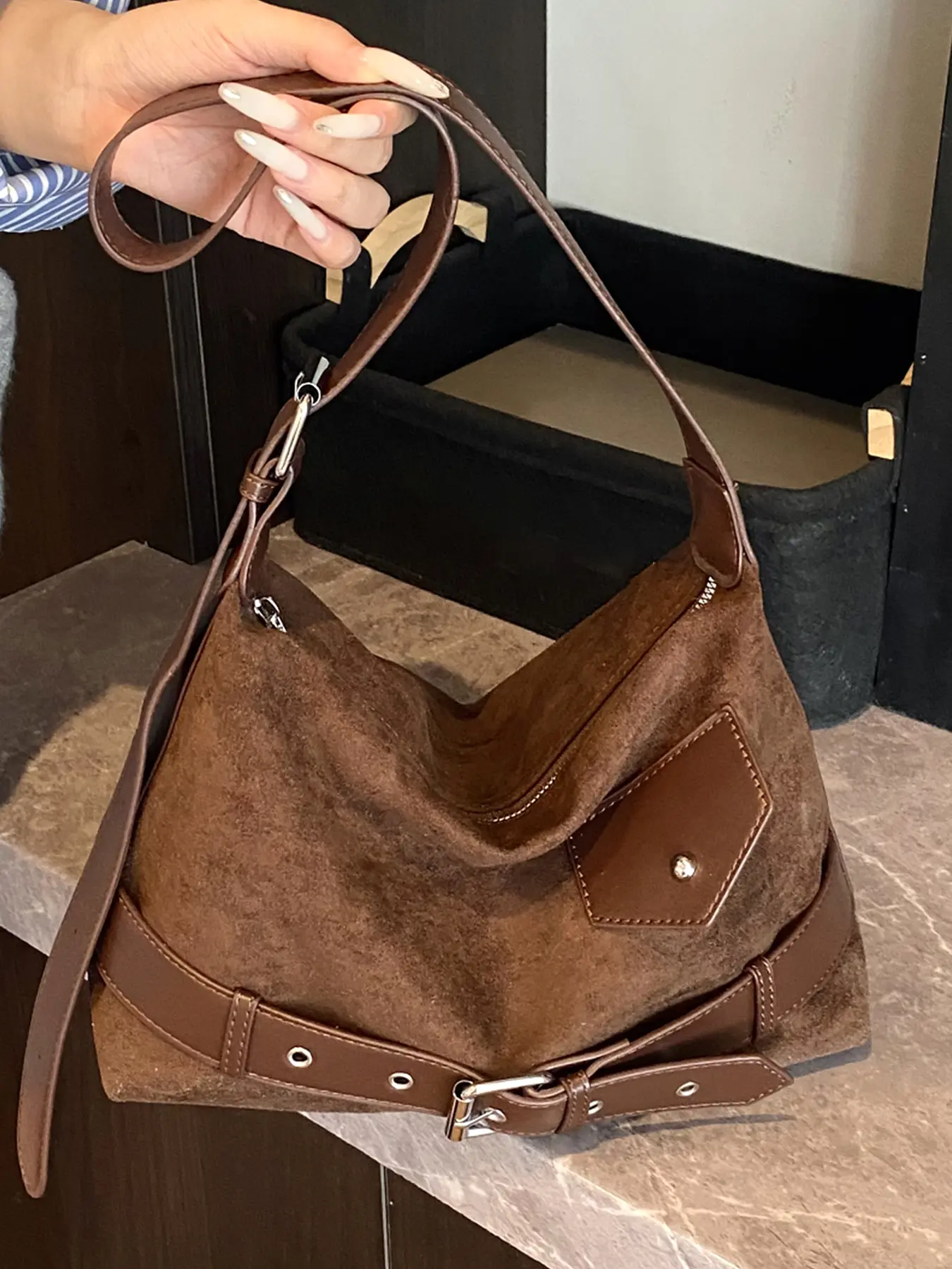 Niche design  simple and classic daily shoulder messenger bag, Fashionable Crossbody Bag, casual and fashionable, versatile and available in multiple colors, retro contrasting color stitching design, suitable for shopping, dating, etc.