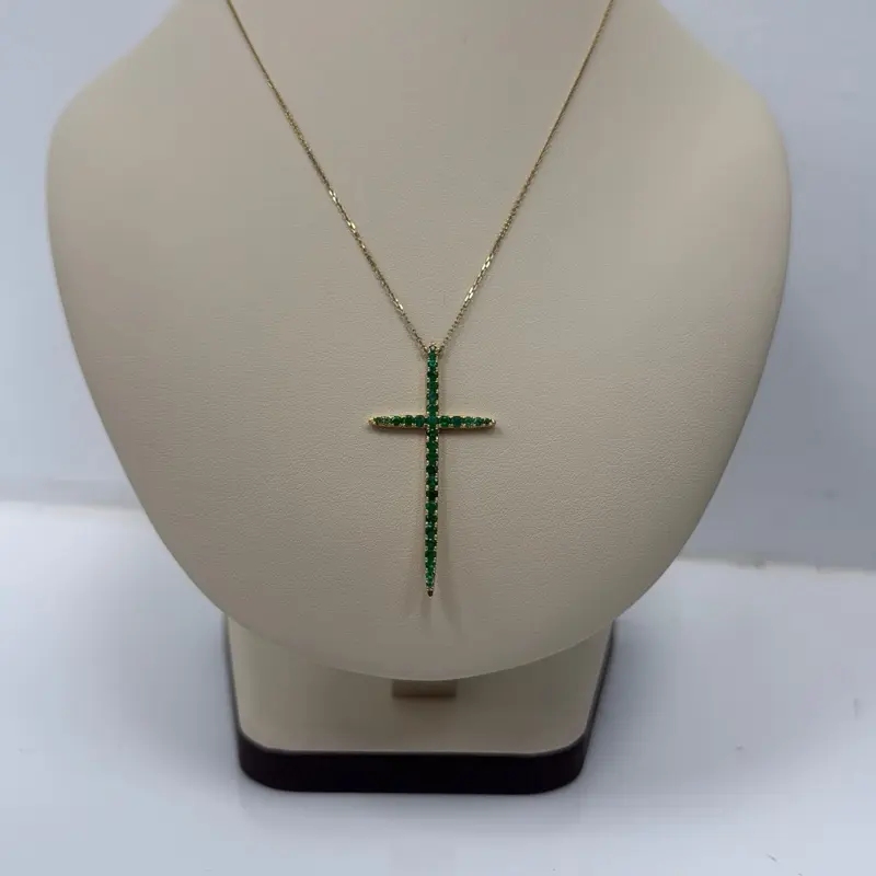 Cruz con cadena, y con esmeraldas.