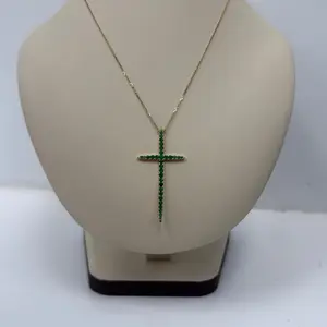 Cruz con cadena, y con esmeraldas.