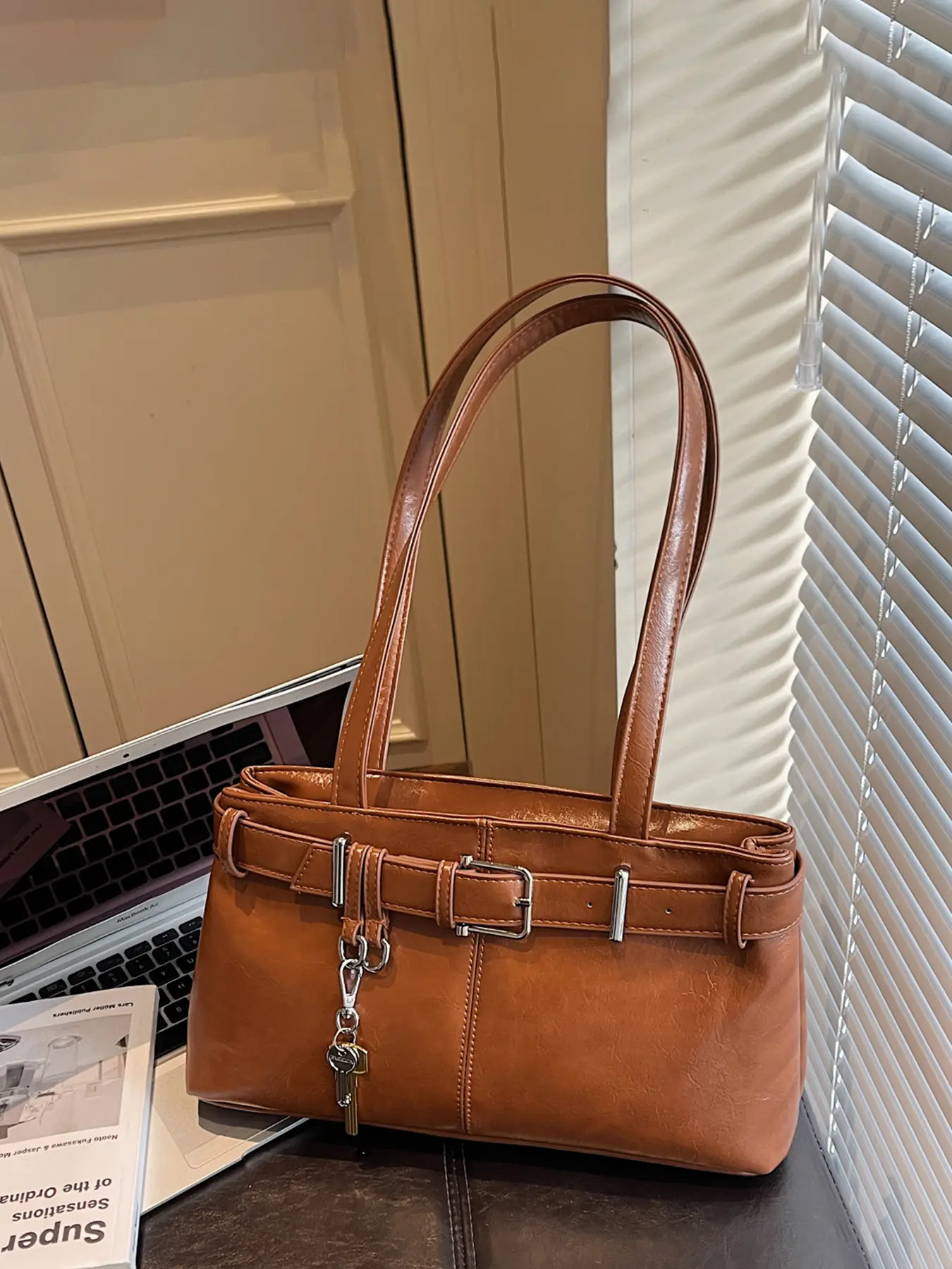 1pc Stylish, minimalist, casual, and retro—this versatile shoulder bag, Elegant bag, is perfect for fall and winter. Ideal for daily commutes, shopping trips, dates, or as a gift, it's an essential accessory for any woman.