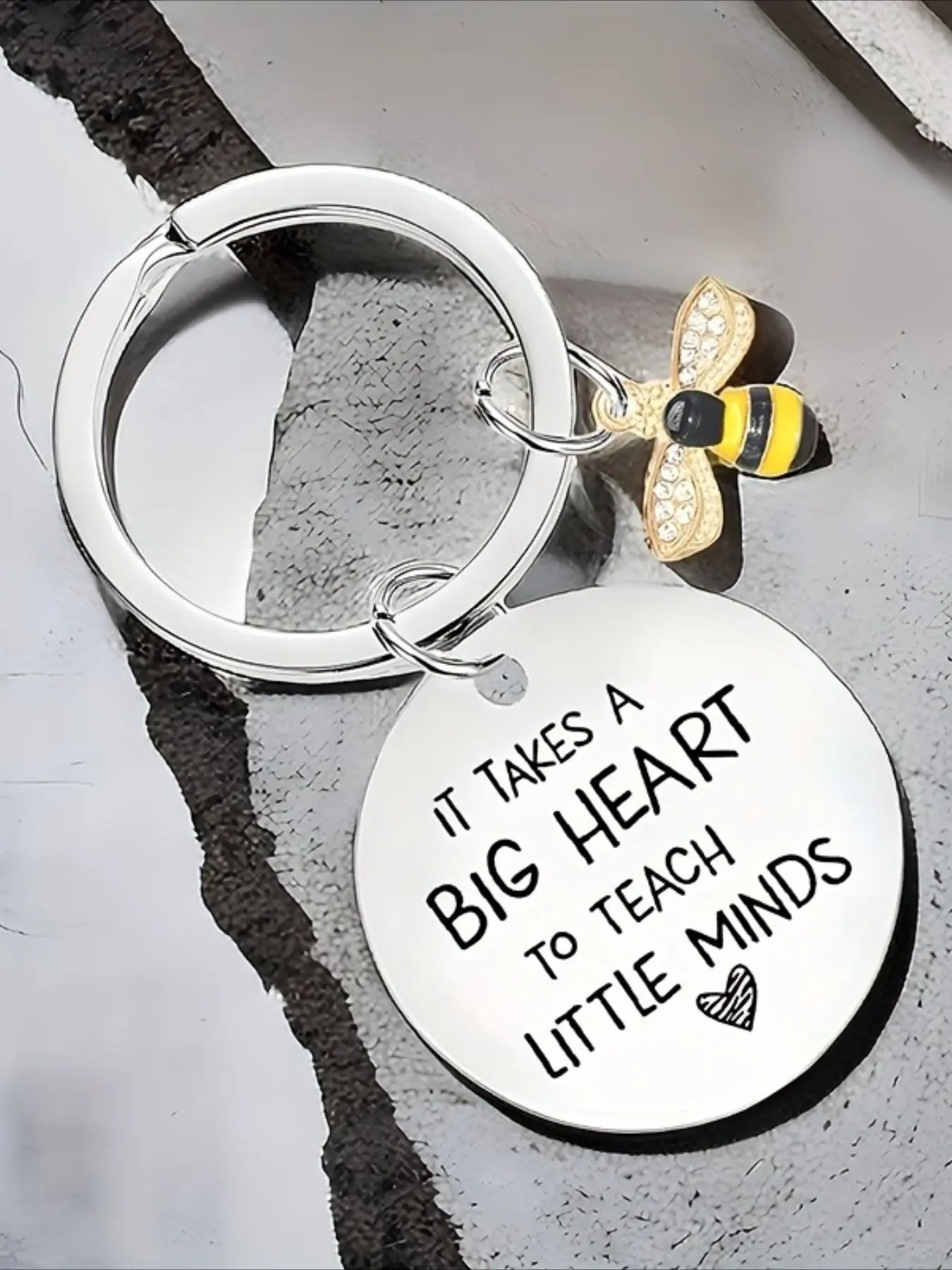 1 large love keychain with bee pendant, Teachers' Day gift, stainless steel material, thank you gift, Heart