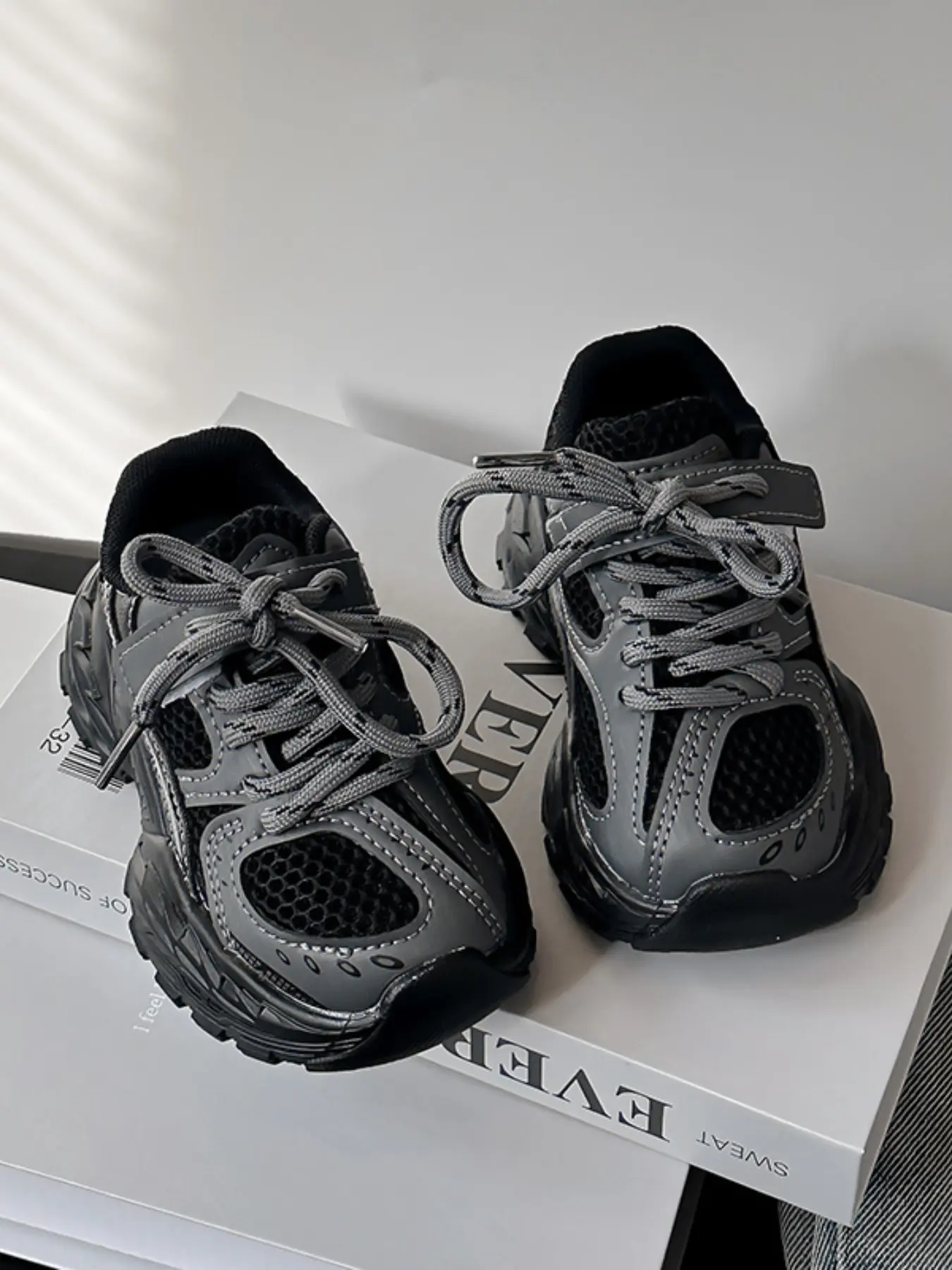 A pair of lightweight versatile children's splicing mesh, breathable and cushioning Velcro shoelaces, thick-soled trendy dad shoes, Sneakers, daily leisure sports are suitable for back to school