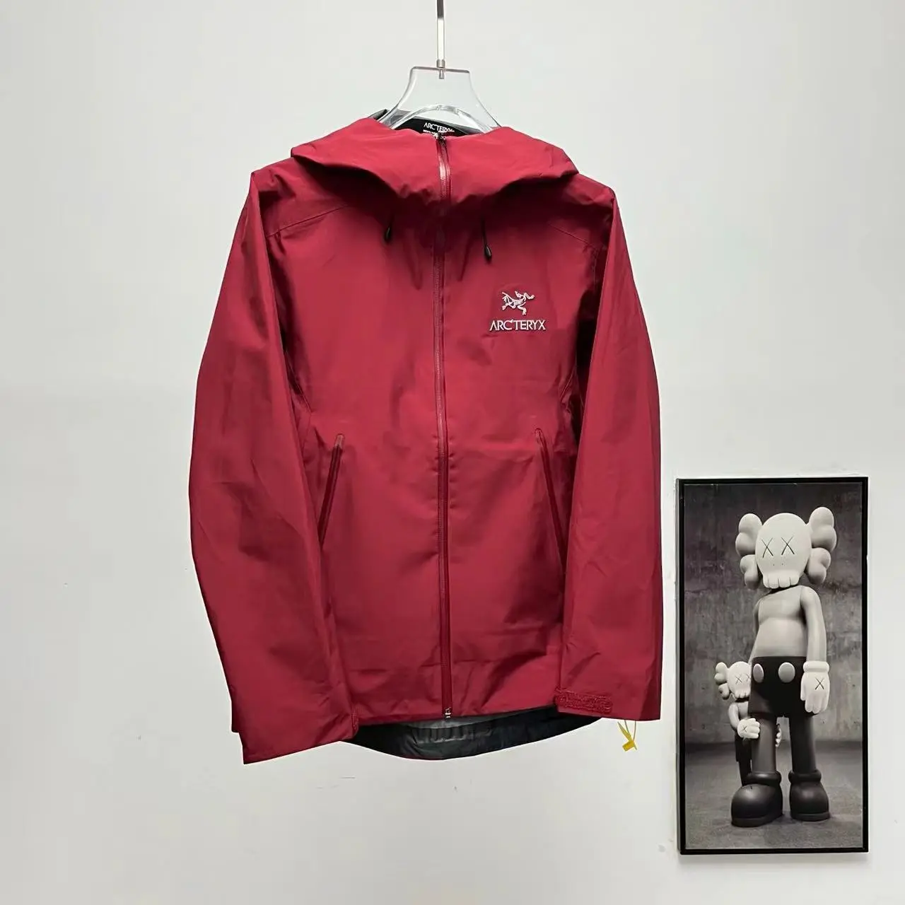 Unisex Wine Red Waterproof Hooded Hard Shell Windbreaker Lightweight Wind‑Resistant Outer Layer Adjustable Cuffs Multi‑Zip Pockets For Travel Outdoor And Daily Use