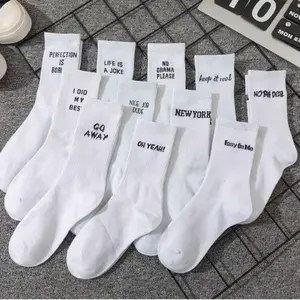Random 1 Pairs Of White Women's Socks Mid-Tube Stockings Preppy European Street Alphabet Men's And Women's Stockings Sport Hip Hop Street Suitable For Everyday Use - Bridal, Womenswear