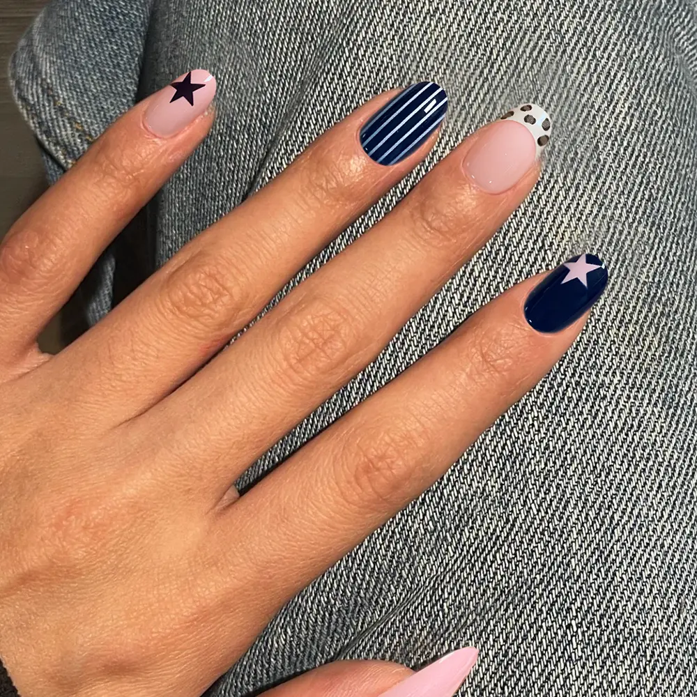 24pcs Oval Short Fake Nails, Nude /bright Blue Base + Stars/stripes/lion Pattern, Reusable, Beginner-Friendly, Includes Jelly Glue & Nail File