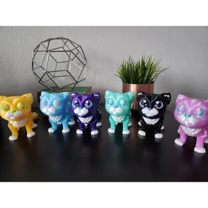 Charming Articulated Cat Figurine: Playful Desk Companion for Cat Lovers