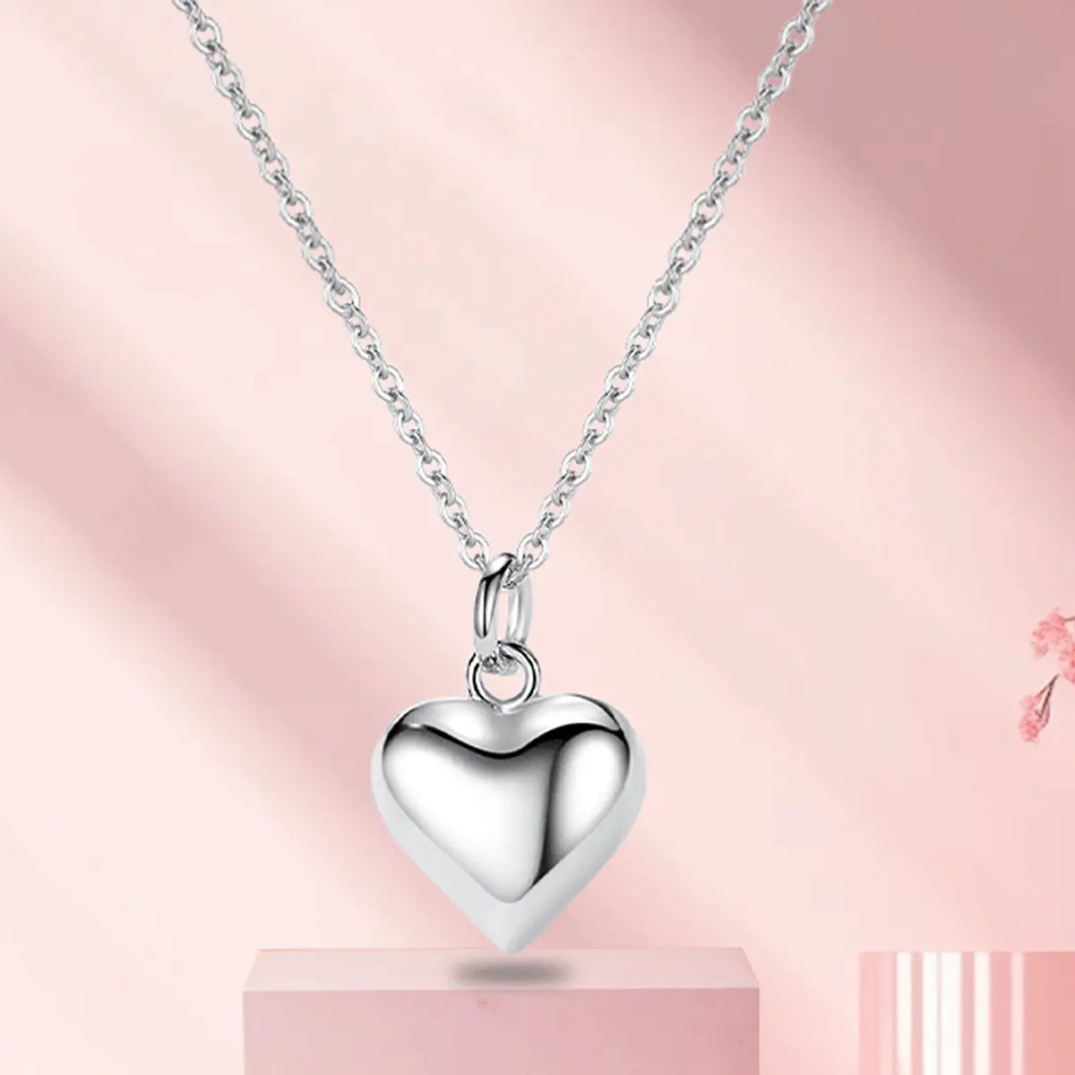 Simple smooth heart-shaped necklace, stylish and high-end three-dimensional heart-shaped pendant stainless steel necklace, suitable for daily use, gatherings, dates, Valentine's Day gifts, gift giving