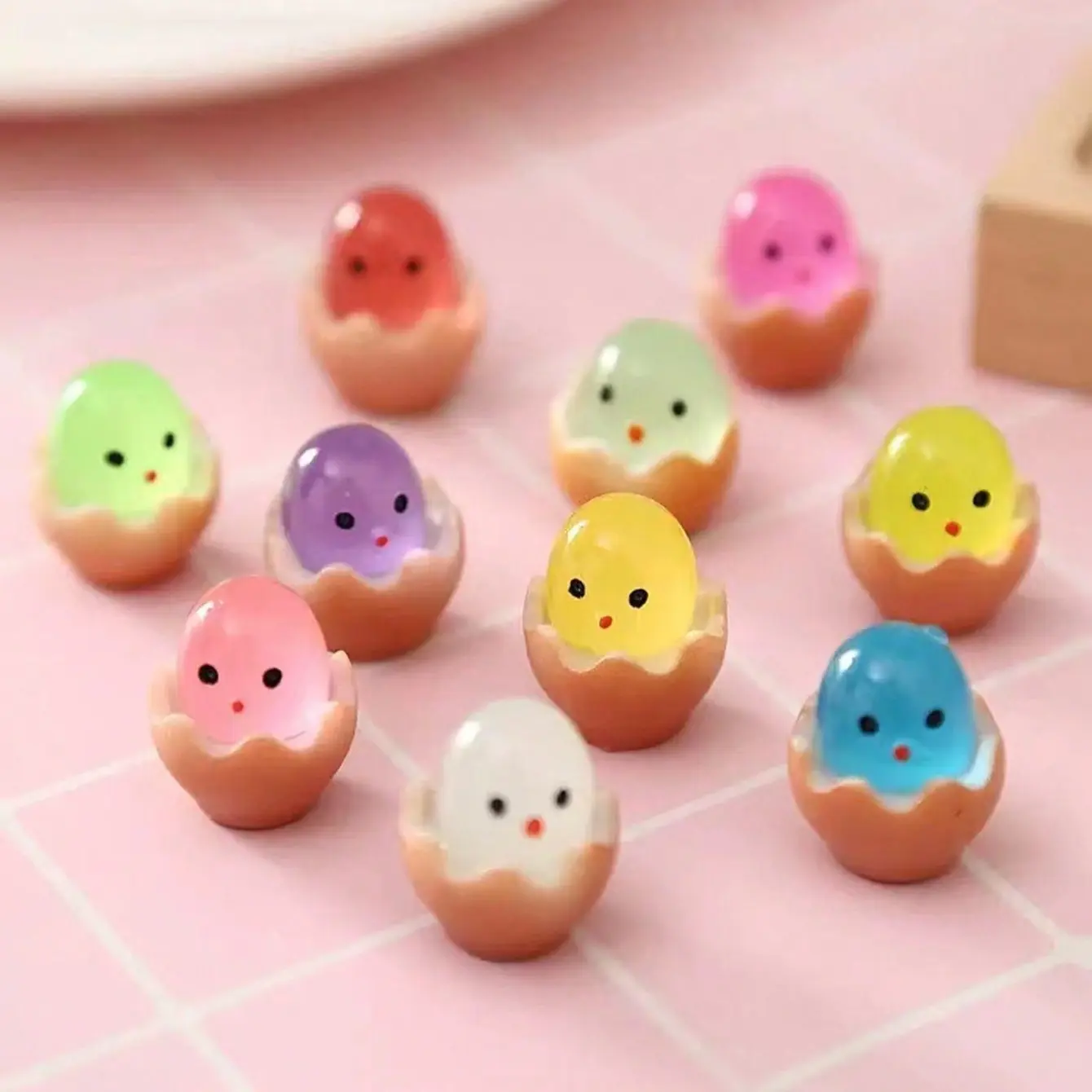 10/20/30Creative Mini Cracked Luminous Glow In Dark Chicken Ornaments Decorative Home Ornament Home Decor Ornaments DIY Crafts Resin Ornaments Toys Gifts Decoration Items