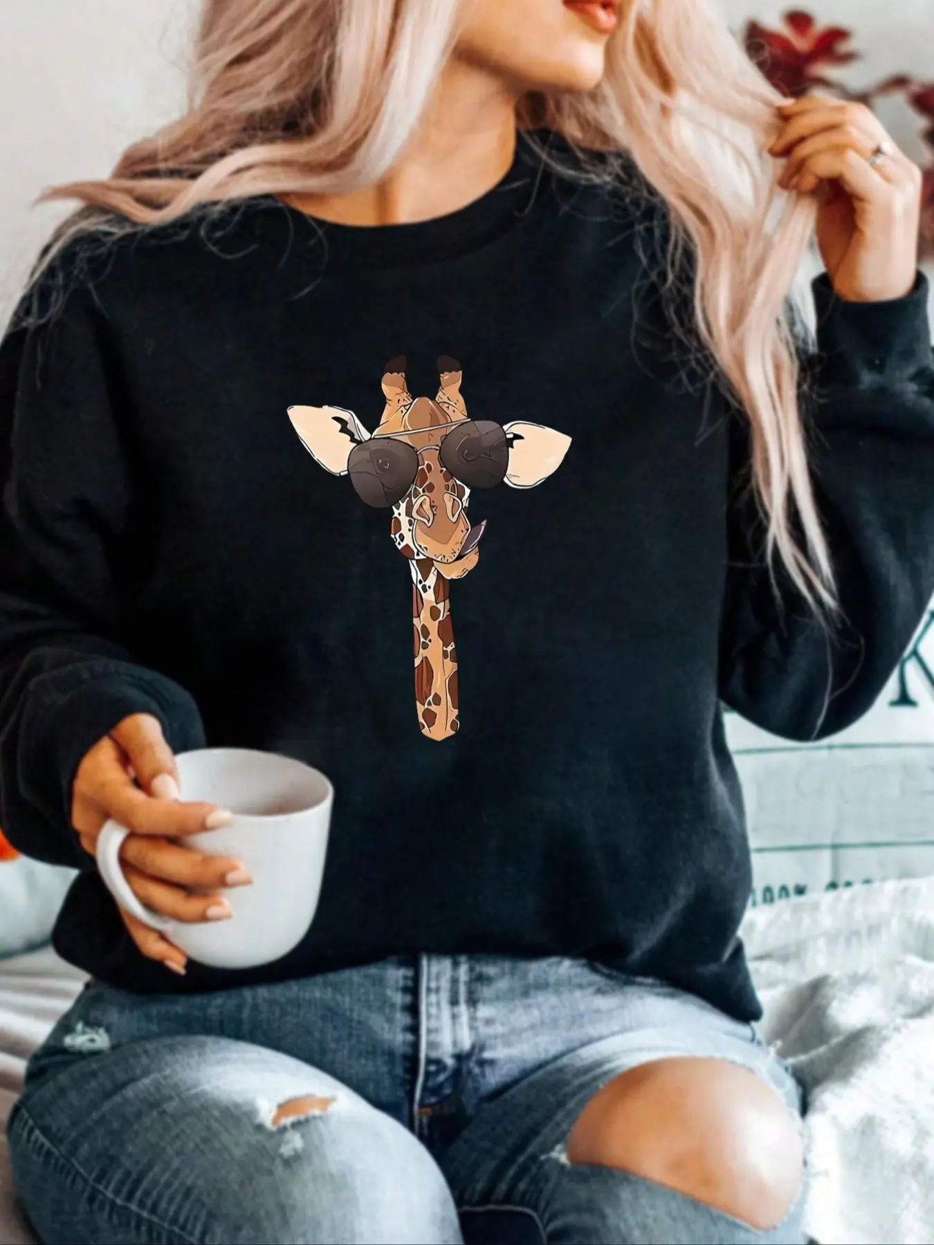 Women's Cartoon Giraffe Print Drop Shoulder Sweatshirt, Casual Long Sleeve Round Neck Pullover for Fall & Winter, Ladies Clothes for Daily Wear