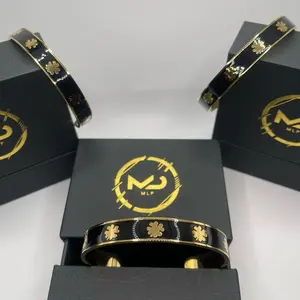 Clover Bracelet in Black / Brazalete De Trebol