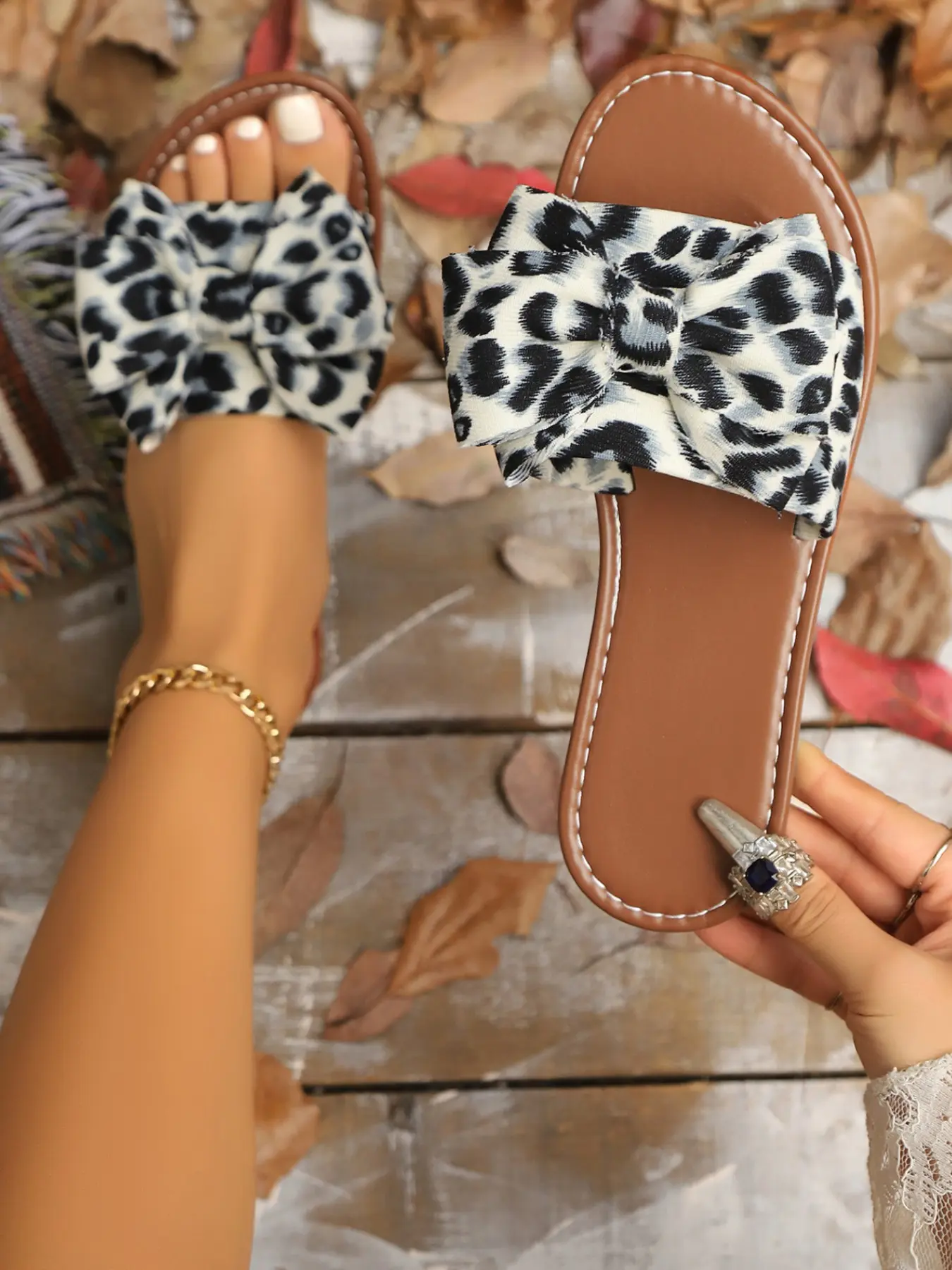 Ladies flat sandals leopard print element design bow decoration one pedal holiday style Europe and America wild leopard print collision sweet bow one pedal convenient Europe and America holiday style suitable for dating holiday parties Party Footwear